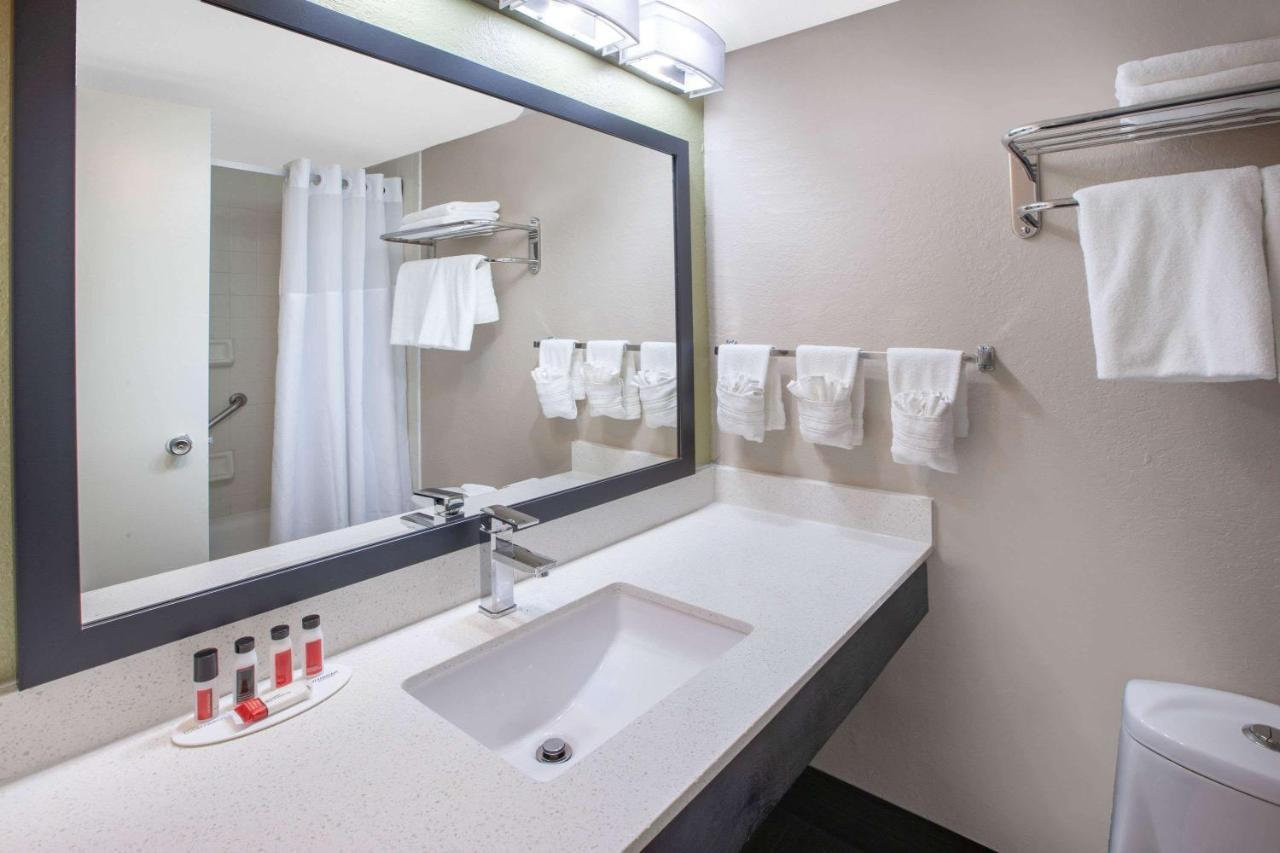 Baymont By Wyndham Grand Rapids Near Downtown Hotel Уайоминг Екстериор снимка