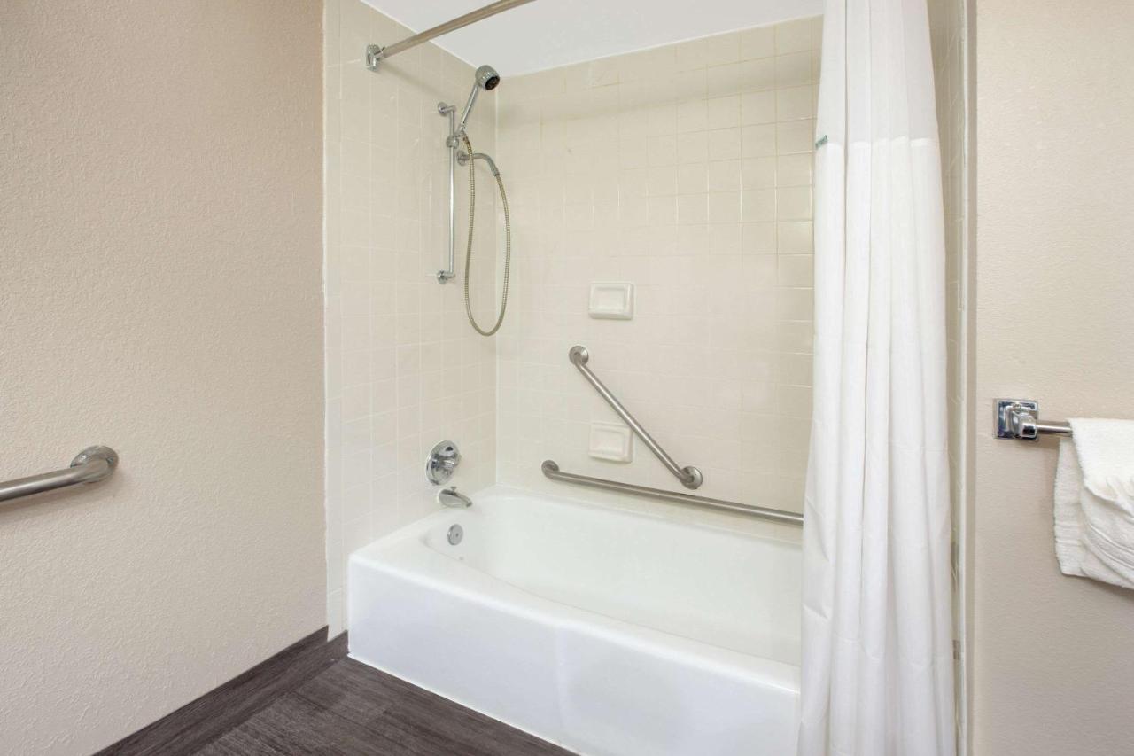 Baymont By Wyndham Grand Rapids Near Downtown Hotel Уайоминг Екстериор снимка